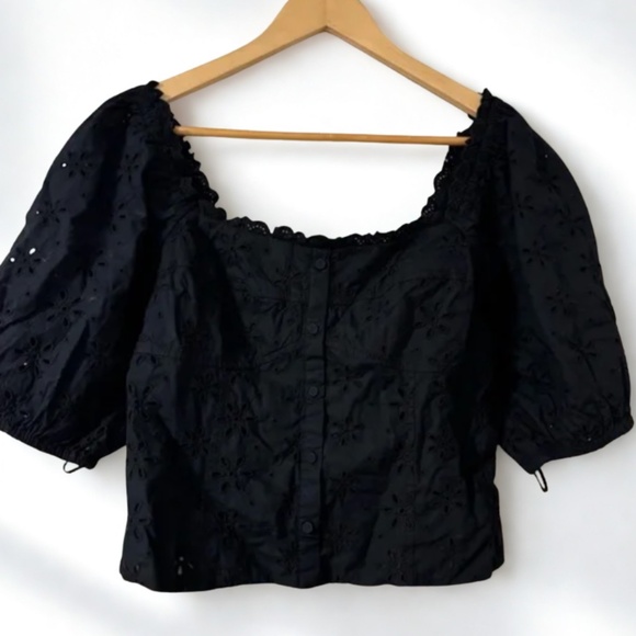 Gap Eyelet Top - Picture 2 of 4